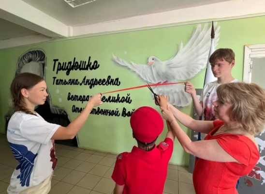 Волонтеры Победы по инициативе учеников Линдовской школы открыли арт-объект, посвященный ветерану войны